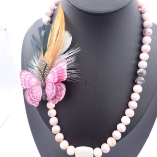 Collar de Jaspe Rosa con Pluma Real y Mariposa
