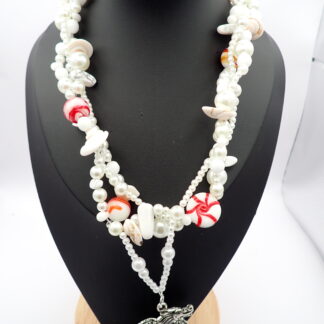 Collar de Perlas Blancas, Coral y Howlita con Serpiente de Metal