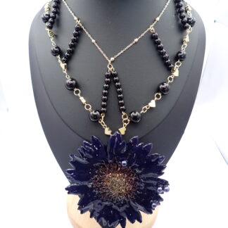 collar artesanal con flor natural y gemas semipreciosas