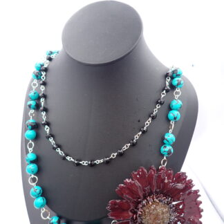 collar artesanal con flor natural y gemas semipreciosas