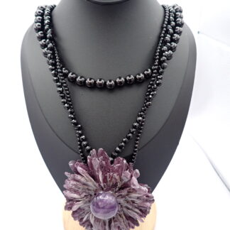 collar artesanal de flor natural de Rosa Lora preservada , gemas semipreciosas de onix y amatista