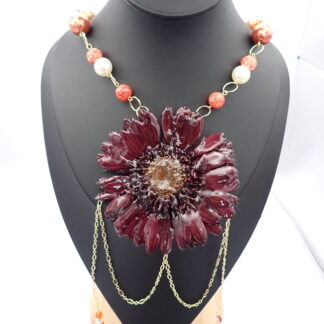 collar artesanal con flor natural preservada