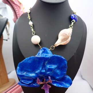 collar artesanal con orquidea natural preservada