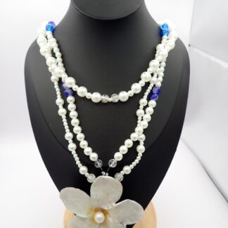 collar artesanal con flor blanca de plumeria preservada en resina epoxica