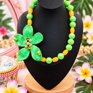 Hand Painted Green Plumeria Flower Necklace / Collar con flor de plumeria verde pintada a mano
